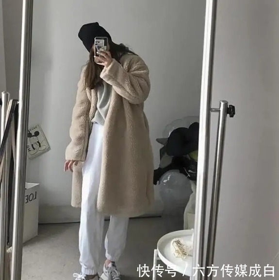 今年冬天正流行的一种穿法叫：“羊羔毛外套+休闲裤”，减龄时髦