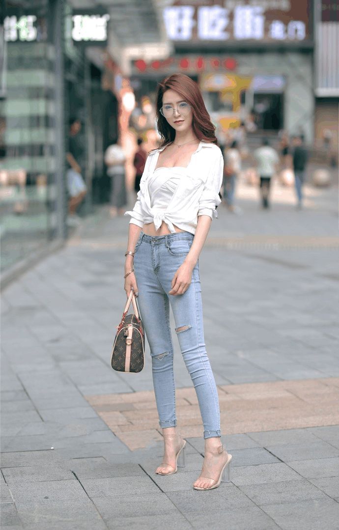 街拍:美女姐姐一身牛仔装扮,十分的有个性