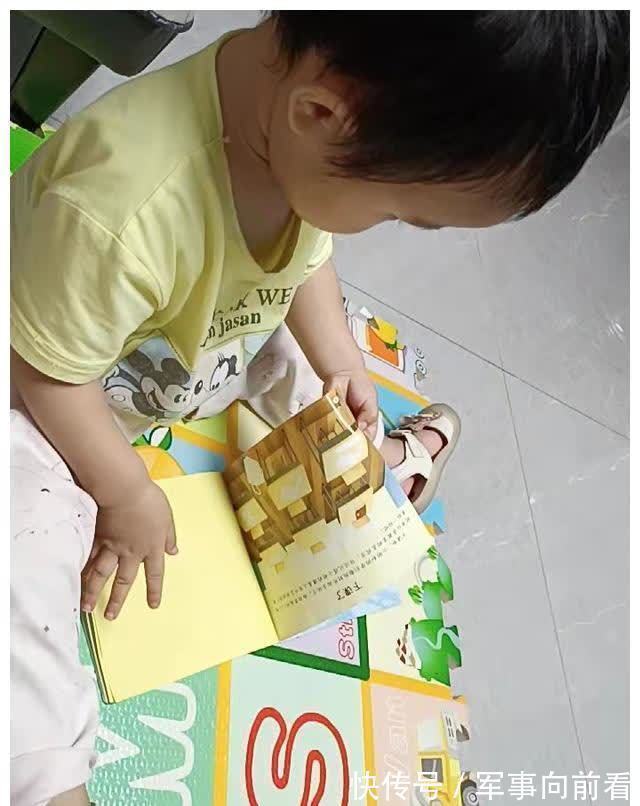 贴画|退休教师婆婆帮带娃,每天让孩子玩,上学后孩子表现出超强专注力