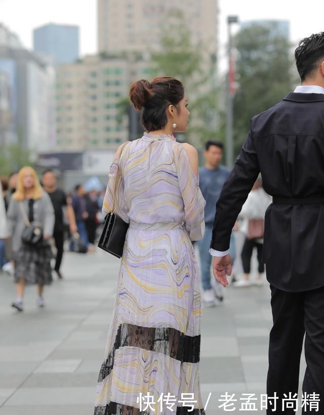 设计感满满的连衣裙, 凸显脖颈那迷人的小锁骨, 轻松变女神