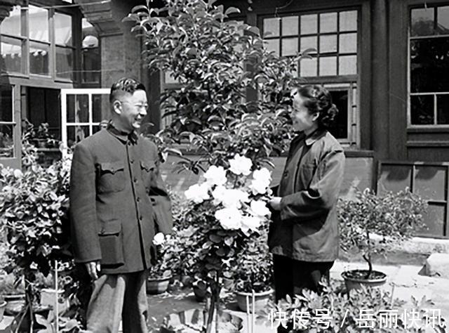 林斤澜#老舍跳湖前,在公园湖边坐了整整一天,是什么让他最终决定去死