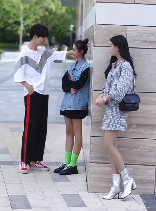 皮肤 腿长不够袜子来凑,她皮肤黑还穿荧光绿,闺蜜没穿袜子反而赢了!