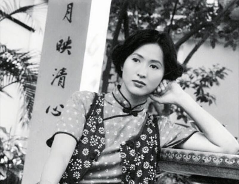 50岁梁琤罕现身，一袭长裙冻龄似少女，当年出道与朱茵属同级美女