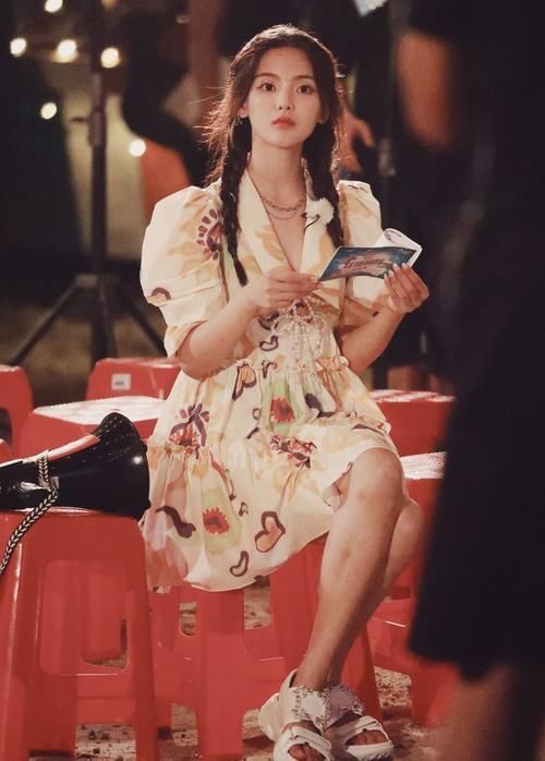 裙摆|难怪会被老板一眼相中,泡泡袖上衣配短裙,美成漫画女主