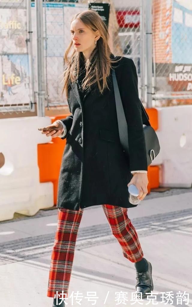 高级|毛衣下面不一定穿裤装,现在更加流行配“裙子”,高级不撞衫