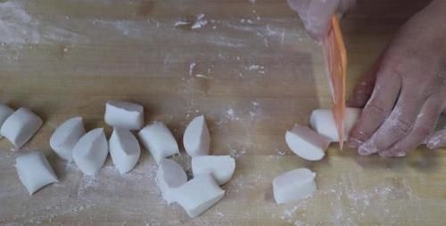 糯米粉新吃法,开水一烫,不发面不饧面,香酥鼓大泡比油条好吃