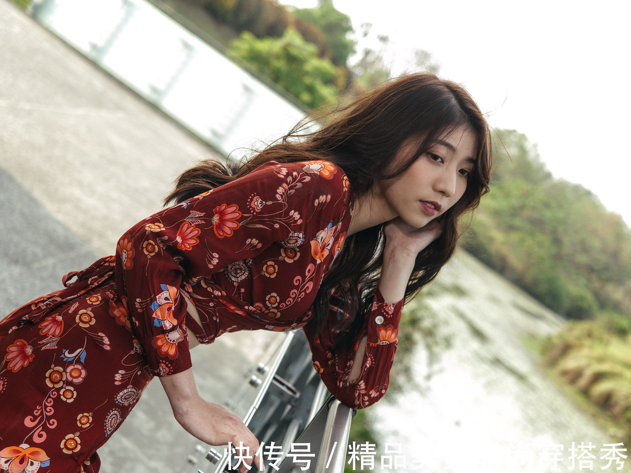 穿搭|复古港风穿搭的小姐姐,复古的印花设计吸睛时尚,休闲又不失优雅