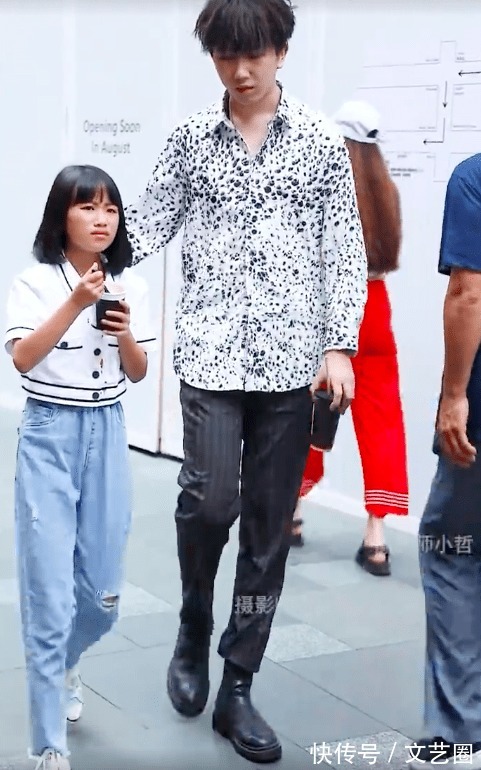 气质|《变形计》张迪和丽姐逛街被偶遇,丽姐很潮大长腿吸睛,气质比张迪还社会