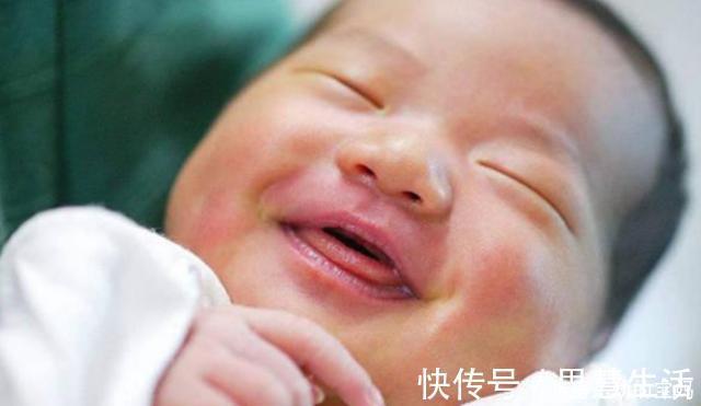 小杨|宝宝出生就对妈妈笑,医生却反手一巴掌,宝妈得知原因后连连道谢