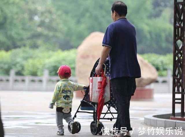 新生儿|“最嫩外婆”走红,产房外第1次抱外孙,路人:才生完就溜达了?