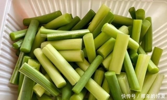 有人|炒蒜苔,有人焯水有人直接炒,不对,教你蒜苔又脆又入味的做法