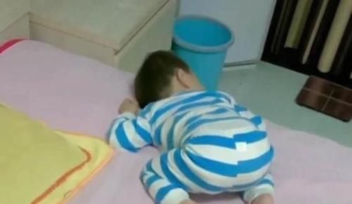 孩子|宝爸“左拥右抱”俩女儿睡午觉,镜头转到儿子后,宝妈立马急了