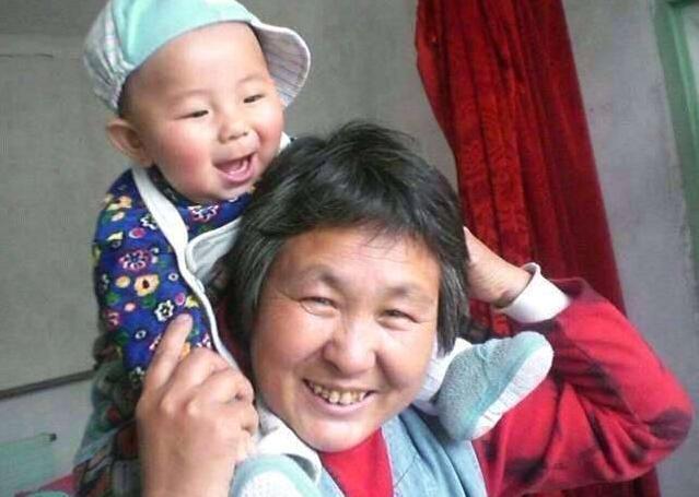 佳琪|6岁女儿交给奶奶带,两个月后去接的时候,妈妈着急爸爸笑弯腰