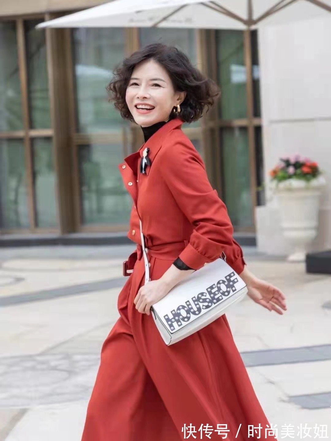 新年 50岁女人“新年”就该这样穿,喜庆洋气又显气质,照穿美成焦点