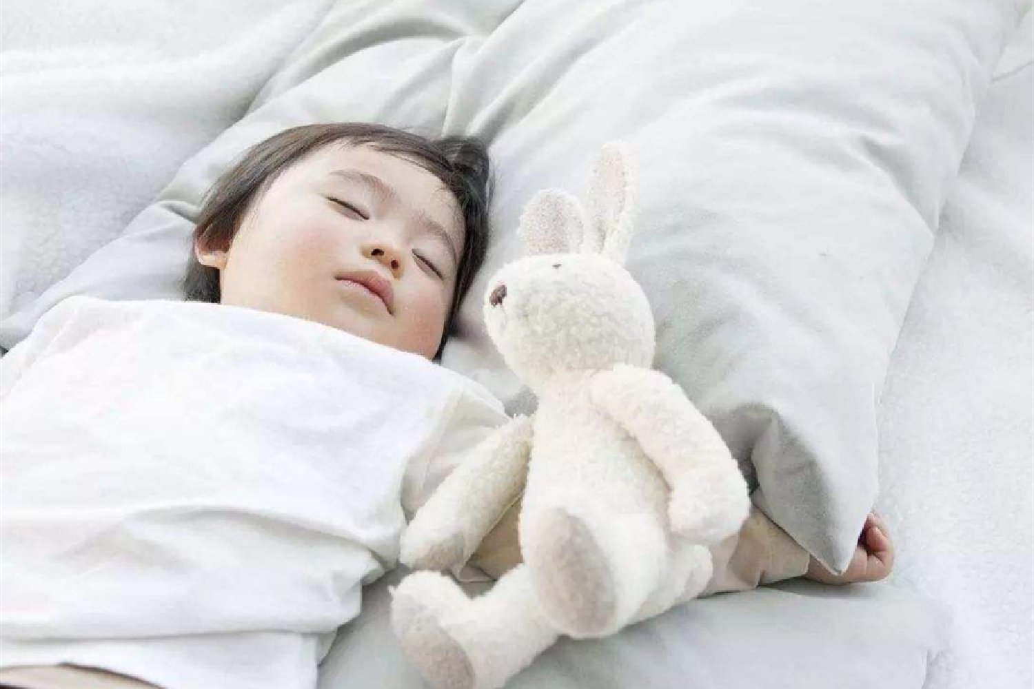 孩子|天使宝宝变“睡渣”，当孩子进入睡眠倒退期，妈妈们如何机智应对