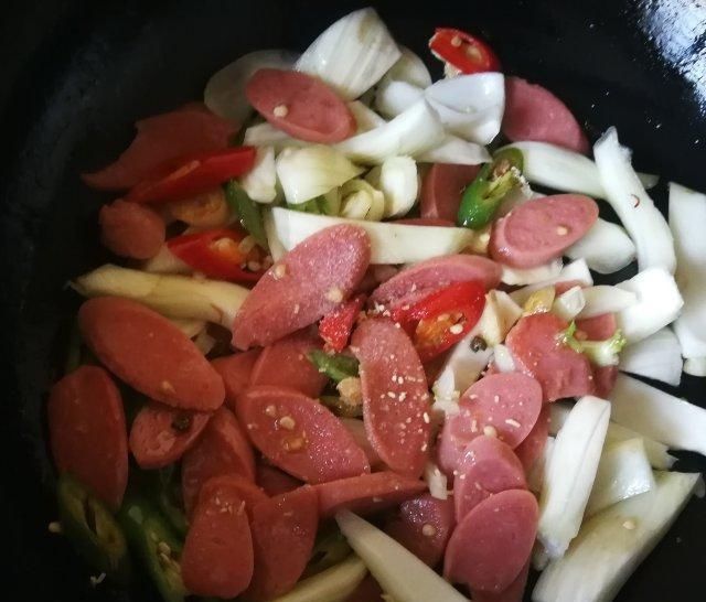 好极了|茴香球炒火腿肠,淡淡的茴香味儿,颇有点西芹的口感,味道好极了