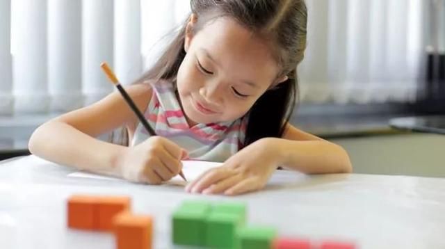 放暑假|孩子一写作业就拖拉，家长别再喊打喊骂，这样管管孩子更有效