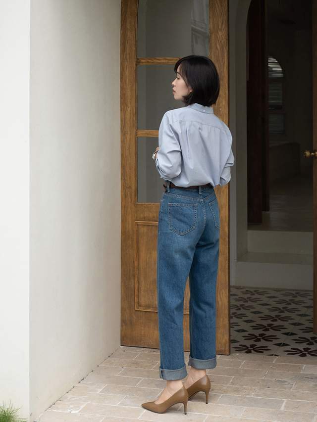 衬衫|33岁的女性如何穿衬衫才时髦?搭配上牛仔裤和蓝色西装裤,超好看