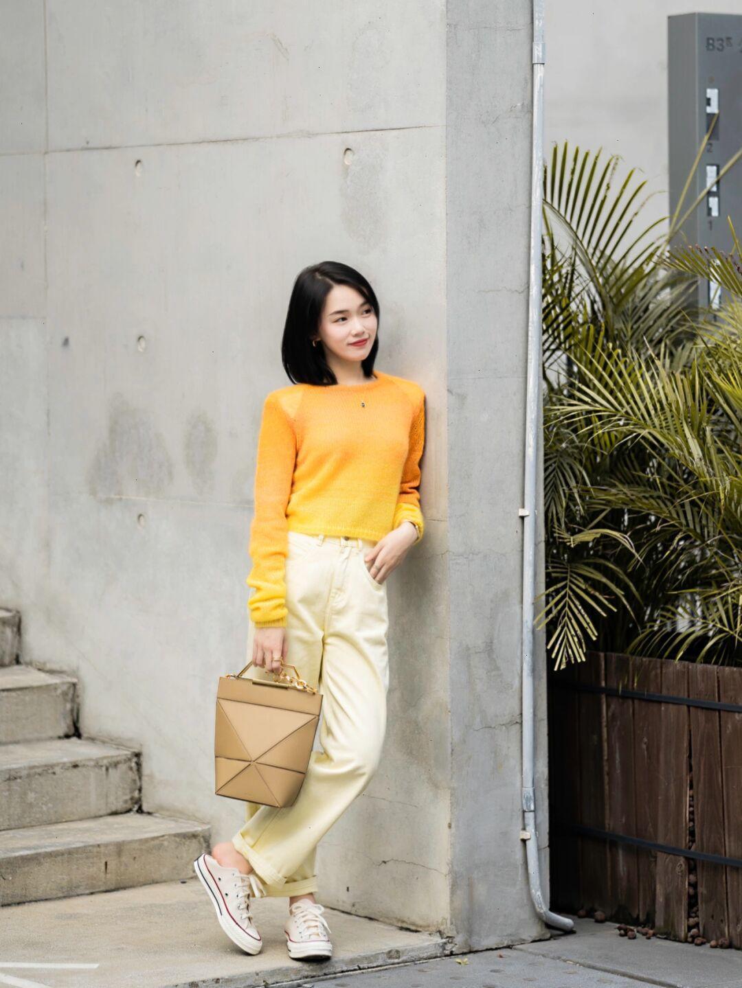 穿搭|秋冬就像一个调色盘,怎么好看怎么穿,绿色毛衣+红色打底衫,复古又时髦!