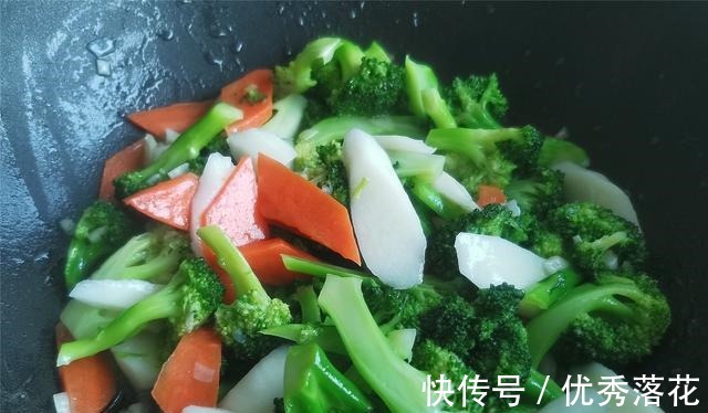 这两种蔬菜,适合冬季吃,营养不输大鱼大肉,这个做法,脆嫩可口!