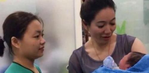 老人|最美外婆产房外走红,风头盖过婴儿,外婆:看我不如看我外孙