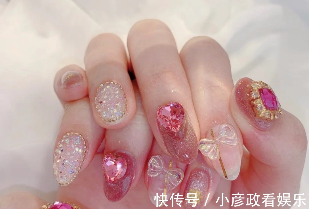 美甲|不会过时的温柔小香风美甲，经典优雅，满满的高级感掩盖不住