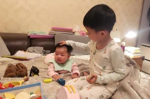 大让|趁妹妹还没醒,大宝偷亲一下,被妈妈发现后,表情可太逗了