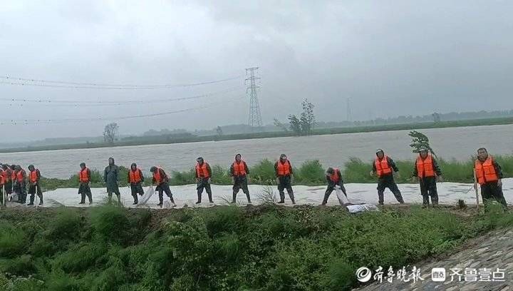 抢险|直击漳卫河冠县防汛一线！干群协力雨中抢筑“防洪墙”迎战大洪峰