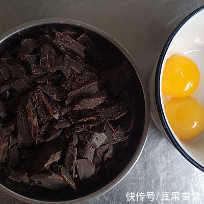 不需要烤箱的冰山熔岩巧克力