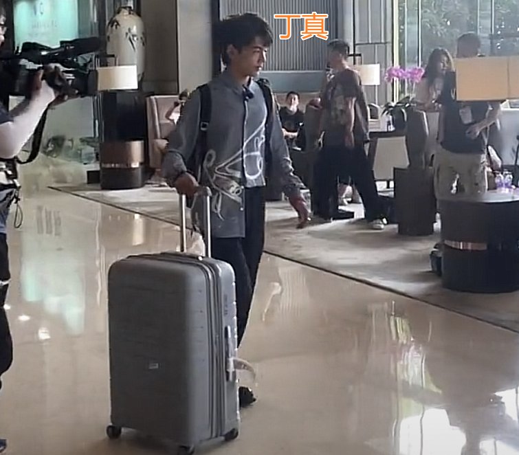 中餐廳5|《中餐廳5》路透，黃曉明戴金邊眼鏡儒雅帥氣，常駐嘉賓齊現(xiàn)身