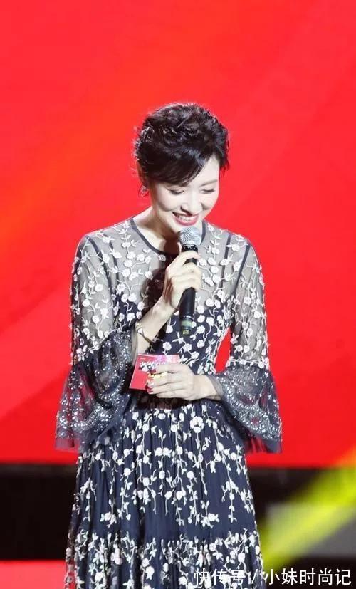 半身裙 周涛这气质感实在罕见!简单的白衬衫+半身裙,能穿出满满高级感