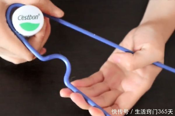 马桶|塑料瓶盖上套一个衣架,塞进马桶里面,解决了家家户户的大烦恼!