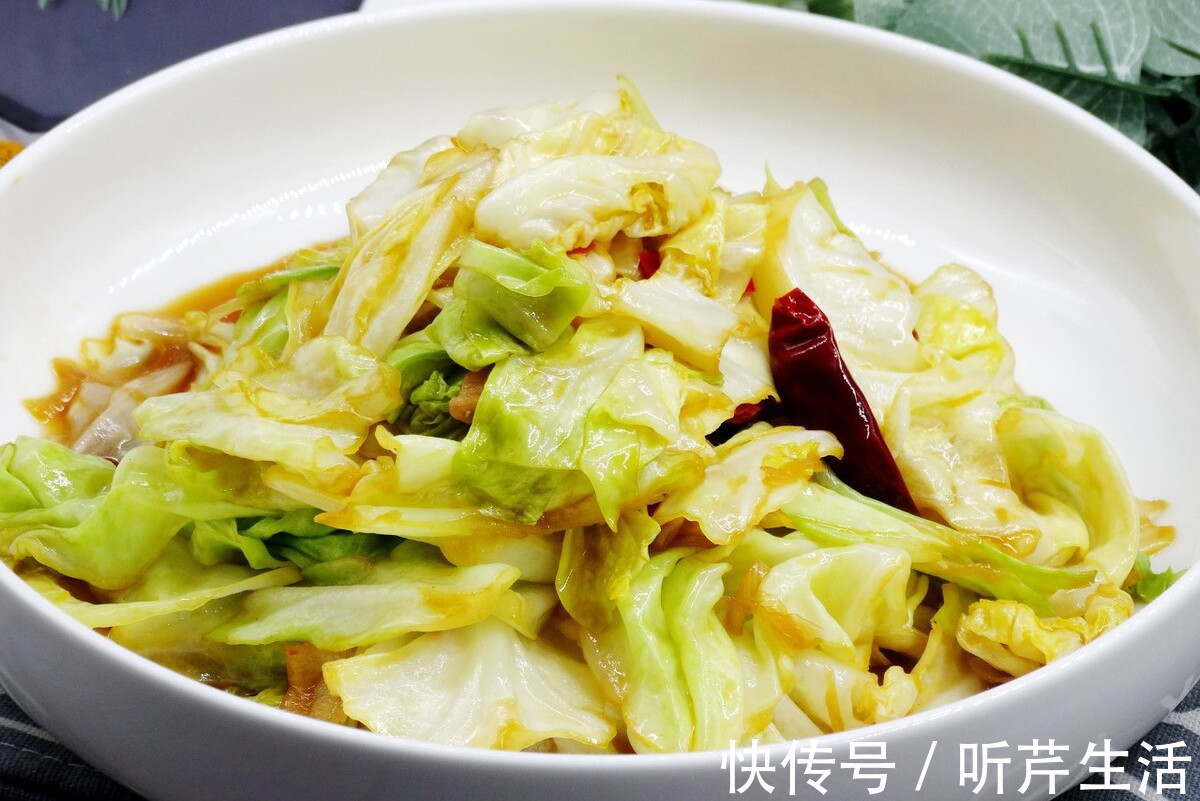 猪油|炒包菜,别再直接下锅了,牢记这1步,包菜更爽脆,颜色更翠绿