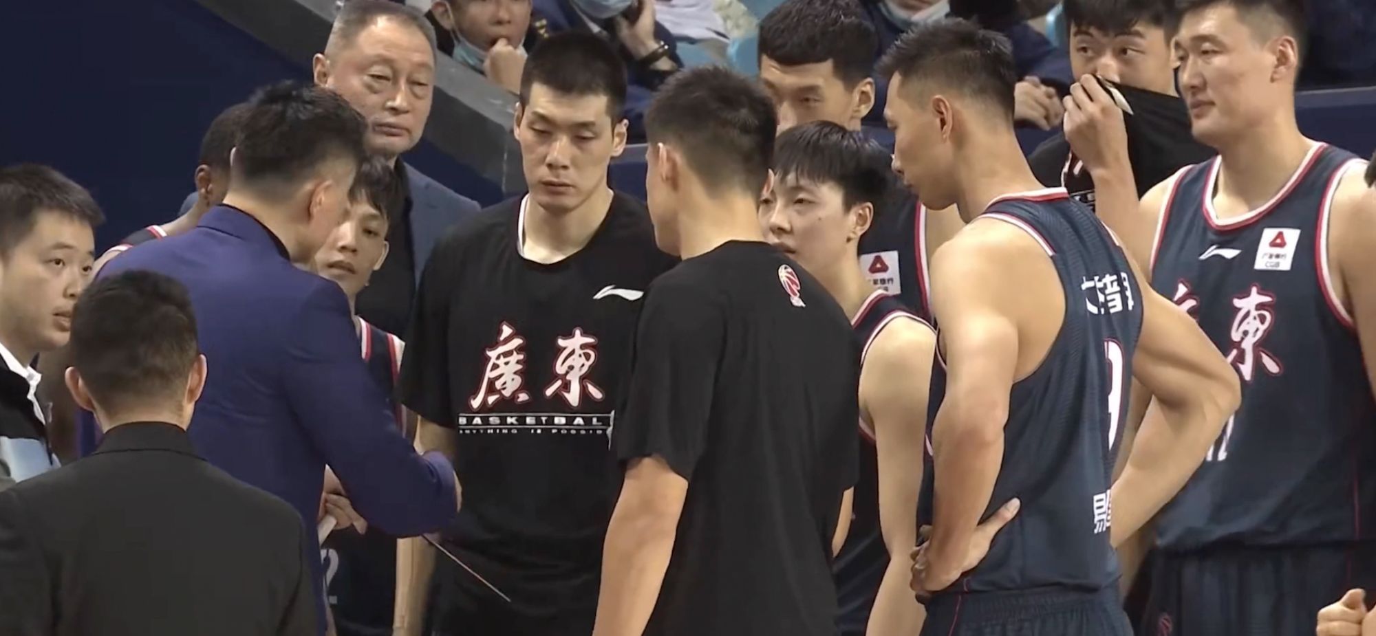 莱多|杜锋精妙战术直击对手弱点,徐杰巧妙执行助易建联完成暴扣