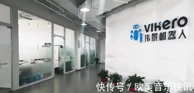 云端|国内首发!高新这款人形智能机器人正式“上岗”