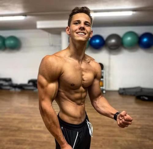 爆棚|即便练就一身肌肉，可就是喜欢秀麒麟臂，型男的男友力简直爆棚