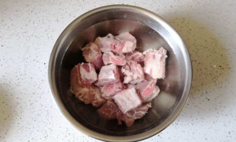 做糖醋排骨，掌握好三个步骤，排骨又好看又好吃，颜色红亮味道香