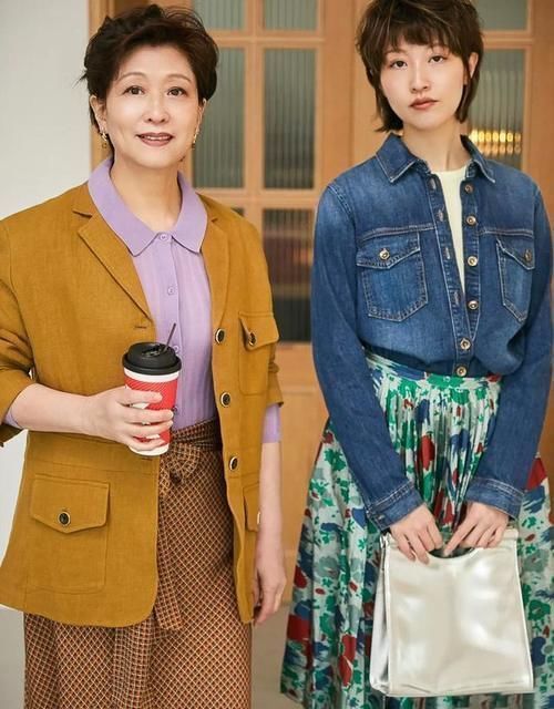 白色衬衫 建议中年女人,尽量少穿黑裤子!今年开春流行这样搭,时髦真好看