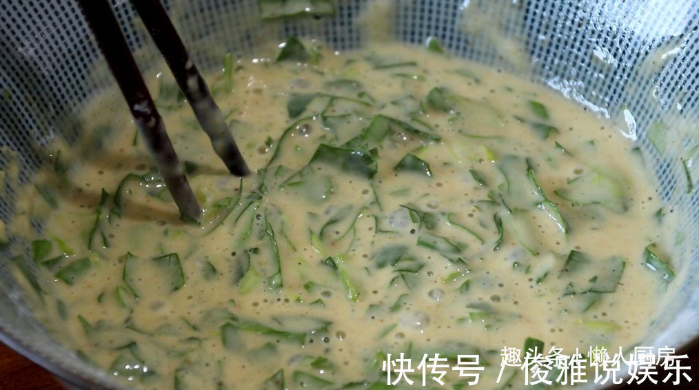 别再把芹菜叶子扔掉了，配上鸡蛋和面粉，教你做芹菜鸡蛋饼