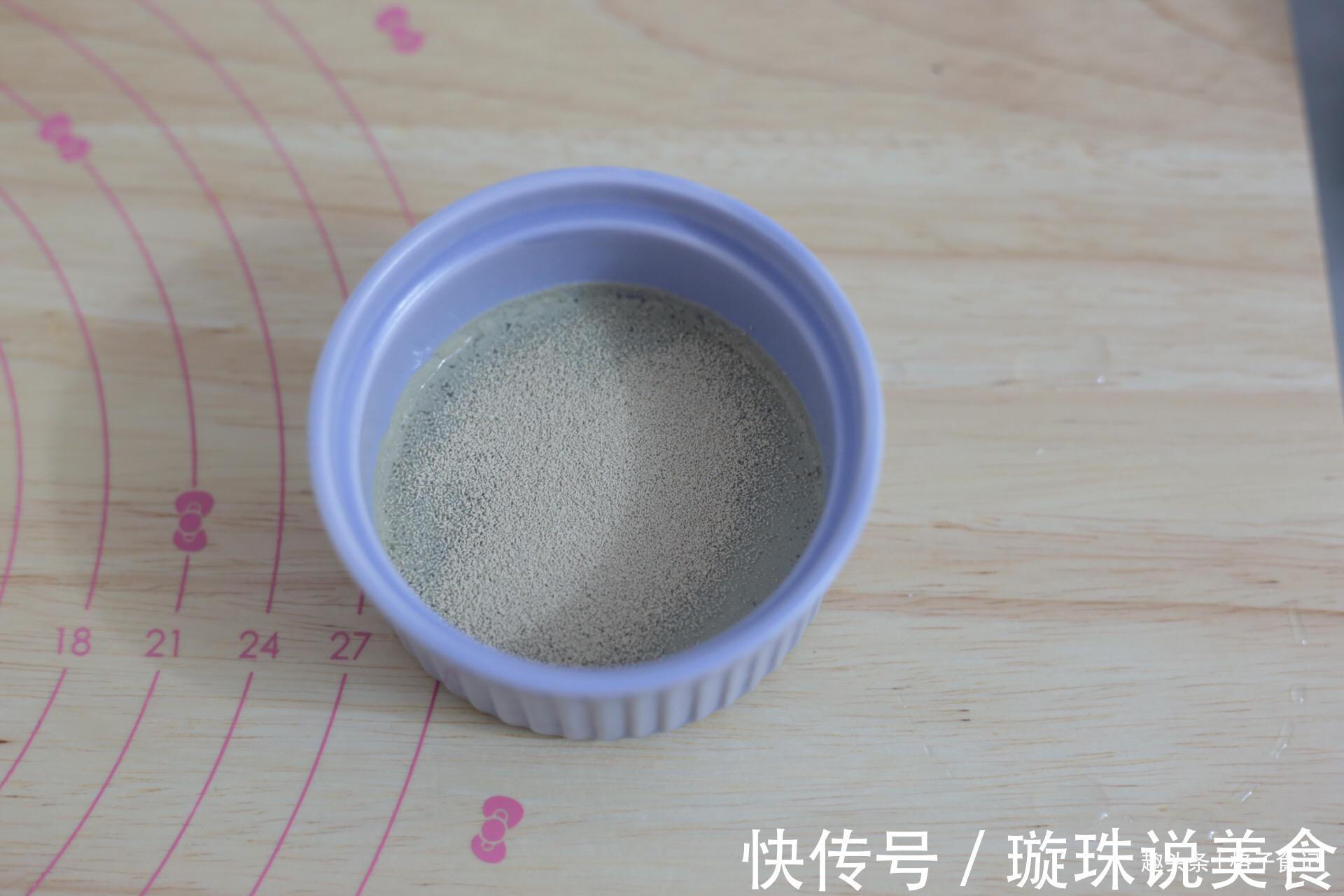 面粉里加点南瓜,不蒸不烤,出锅女儿抢着吃,太香了,好吃不上火