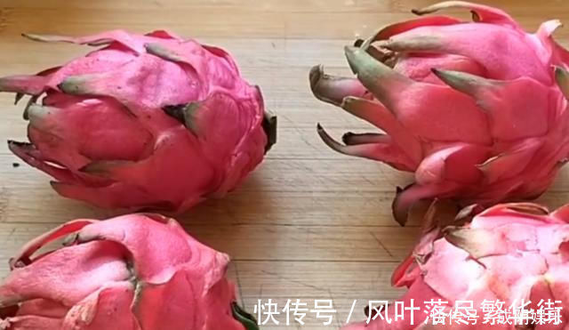 火龙果泥|吃剩的火龙果皮别扔掉,加1碗面粉,不蒸不烙,5分钟做1大锅,香