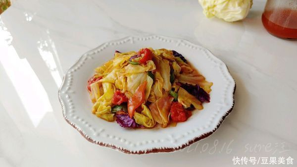 保留|餐桌上的保留项目酸柿辣椒爆甘蓝，隔段时间就做一次