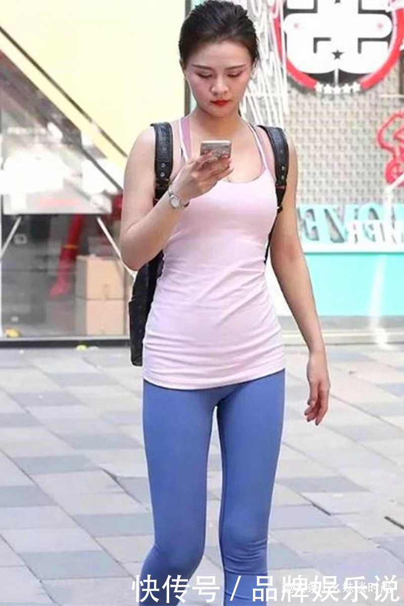 路人街拍,银色吊带衫搭配蓝色长裙,小姐姐时尚又个性