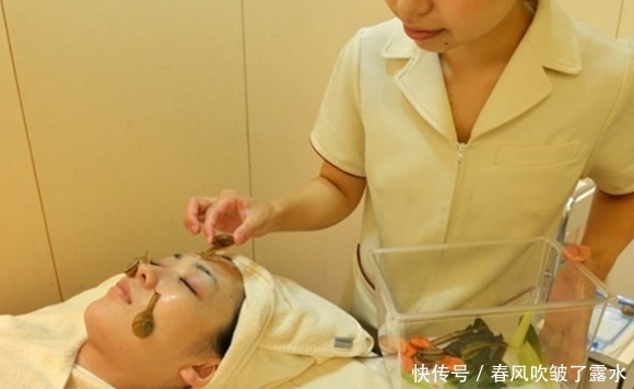 美女将蜗牛放在脸上任其爬行，5分钟后还要自掏腰包“犒赏”蜗牛