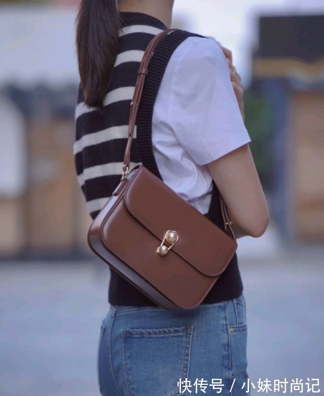 波点|成熟女人的早秋穿搭如何搭配?可以选择简约款,呈现出优雅大方