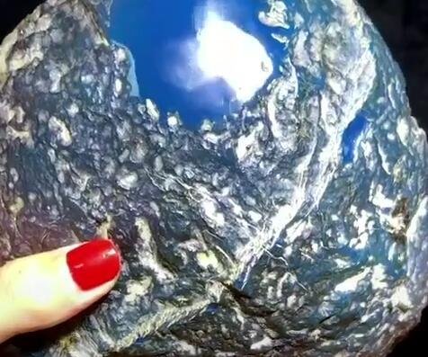 女子潜泳时找到一块石头 照射后还会变色 专家鉴定后让她保管好 快资讯