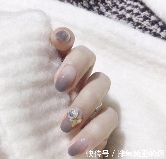 高级感十足的烟灰色和奶灰色美甲图片,时尚显白,拒绝平庸