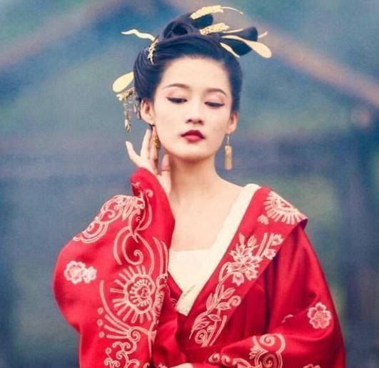 生图|谭松韵跟李沁《跑男9》同框，都是30岁，生图下的颜值把我看愣了