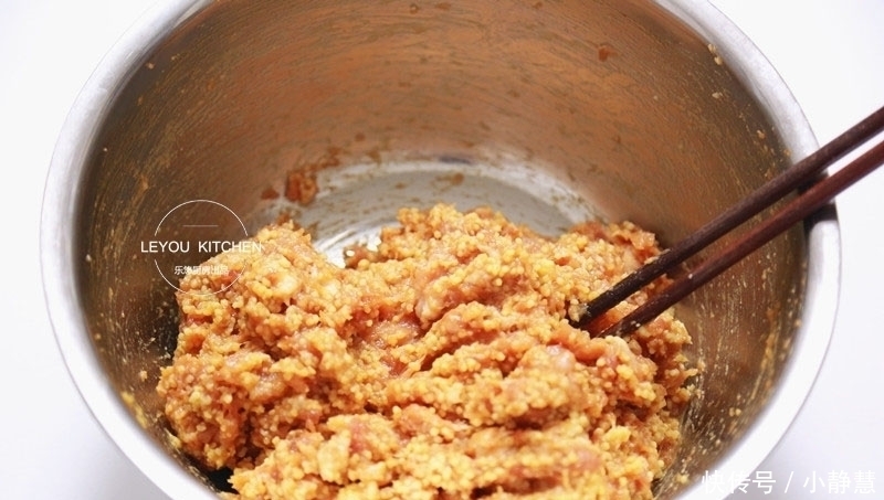 小米饭|小米的花样吃法,不加一滴油,做成肉丸子,外焦里嫩,上桌就抢光