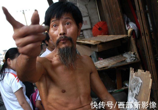 赣州@江西拾荒老人专注绘画40年，妻子绝望携子离开，专家:画得一般